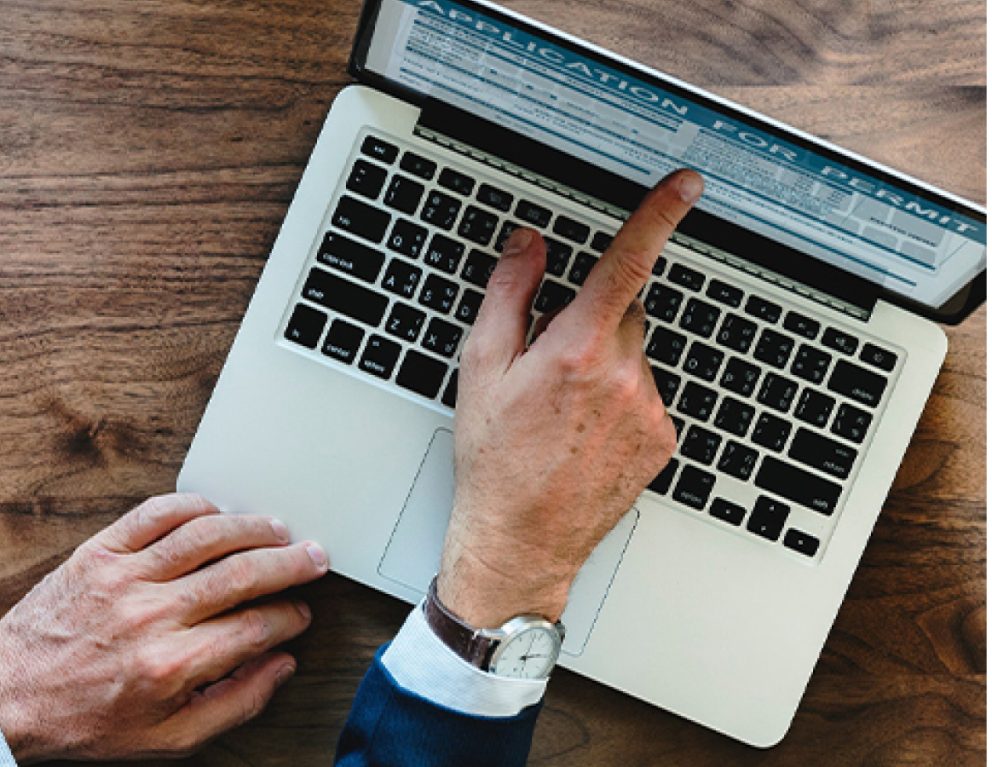 commissaire aux comptes pointant du doigt des informations sur son ordinateur