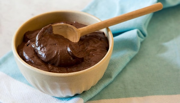 Préparation d'une mousse au chocolat
