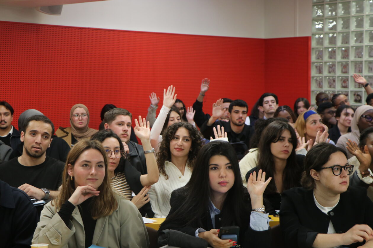 étudiants participant à un cours